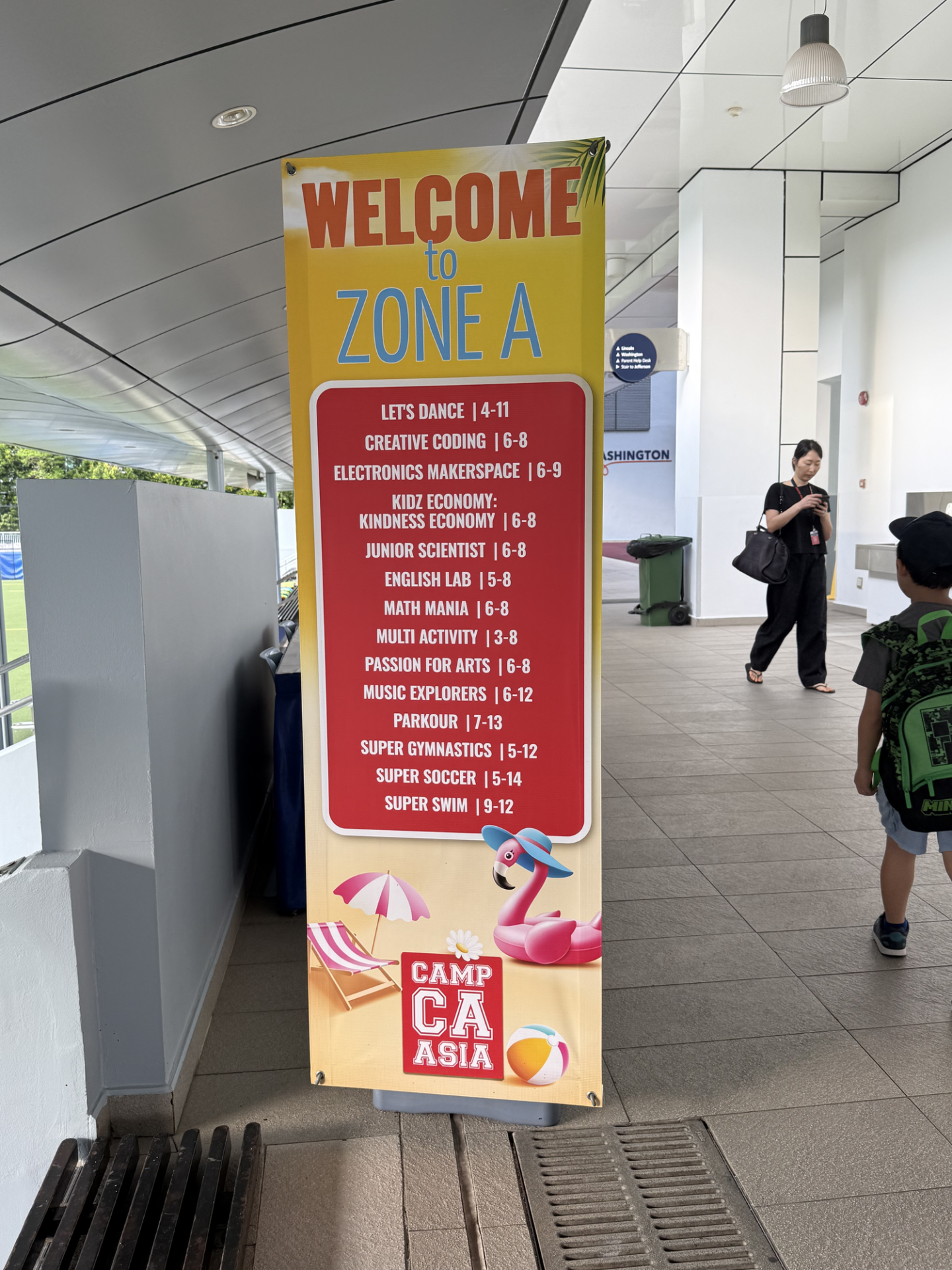 WELCOME to ZONE Aと大きく書かれた、アクティビティ一覧が並ぶ縦長の案内板